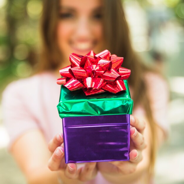 Mano de mujer con regalo de San Valentín