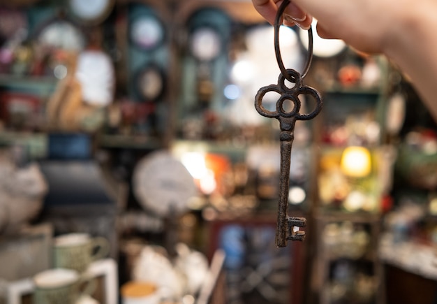 Mano de mujer sosteniendo una llave antigua