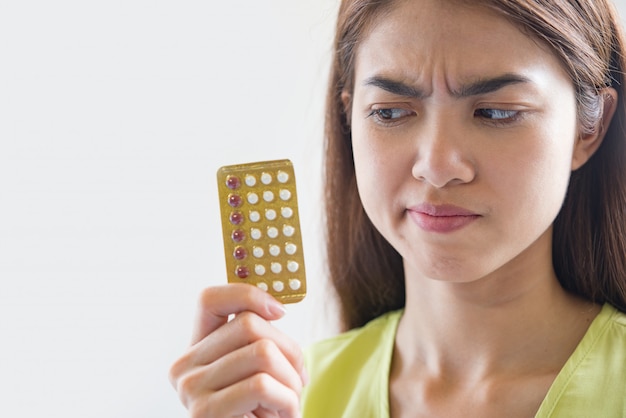 Mano de mujer sosteniendo un panel anticonceptivo previene el embarazo.