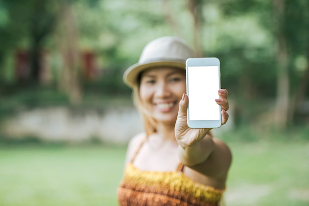 mano de mujer con teléfono móvil, teléfono inteligente con pantalla en blanco