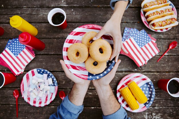 Mano de las mujeres tomando donut