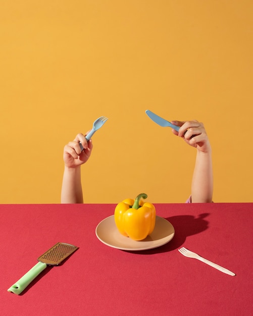 Foto gratuita mano de niño tratando de alcanzar la comida en la mesa