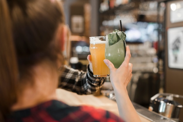 Mano de la pareja tostado copas de bebidas