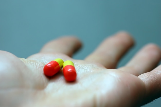 Mano con pastillas