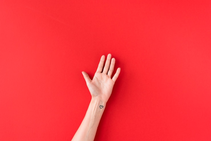 Foto gratuito mano de la persona con el símbolo del corazón