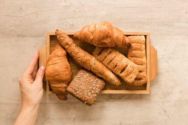 Mano plana endecha con mezcla de pasteles en caja de madera