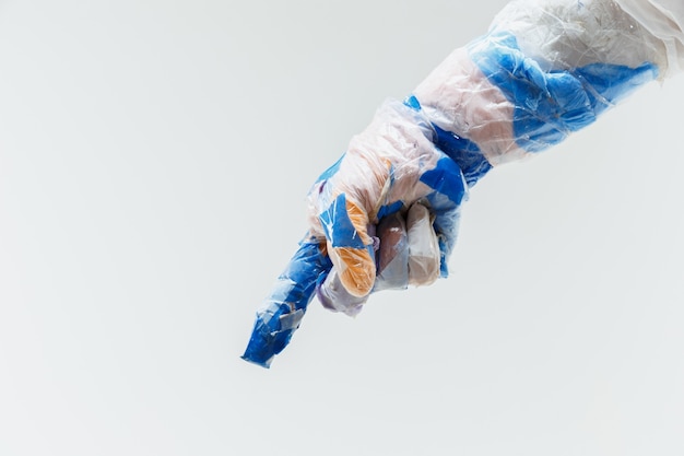 Foto gratuita mano de plástico grande hecha de basura en blanco