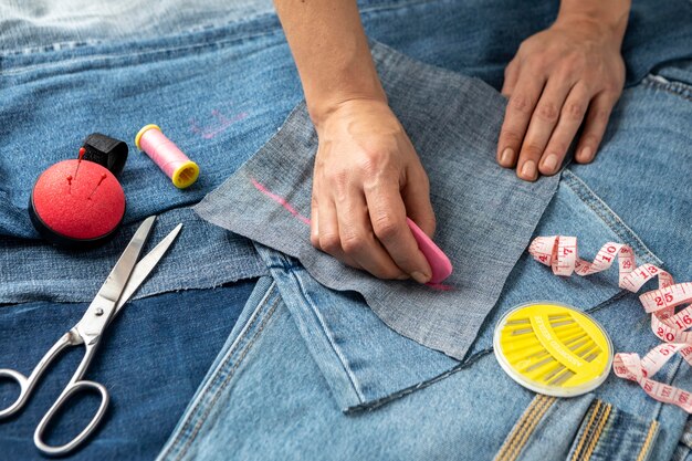 Mano de primer plano dibujo pieza de jeans