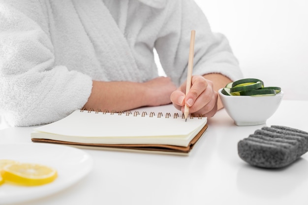 Mano de primer plano escribiendo en el cuaderno