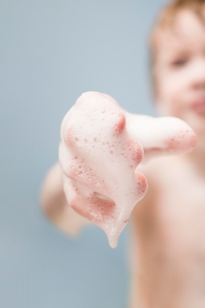 Mano de primer plano con espuma