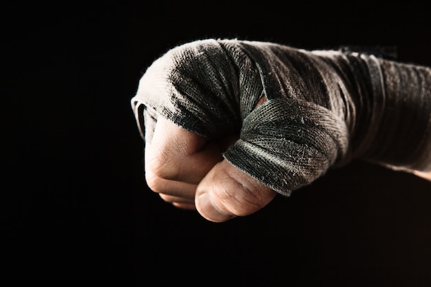 Mano de primer plano de hombre musculoso con vendaje