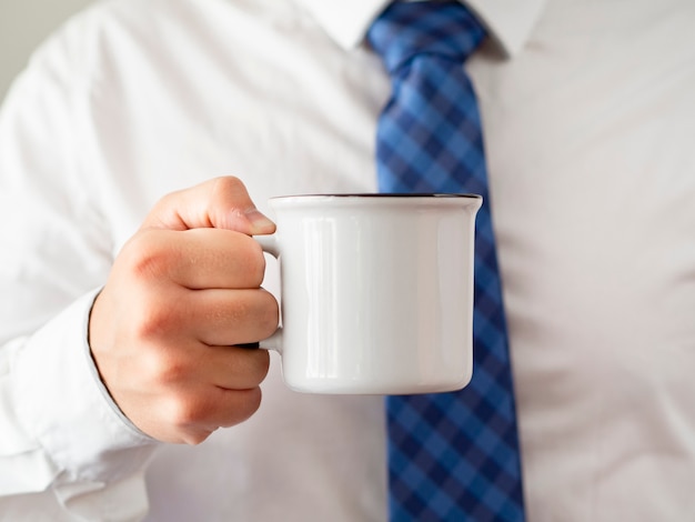 Foto gratuita mano de primer plano maqueta de taza de café