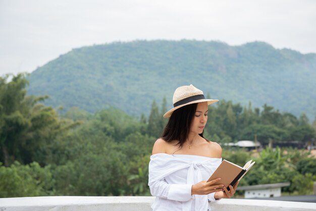 mano de primer plano mujer sostener el libro para leer