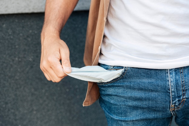 Foto gratuita mano de primer plano sacando el bolsillo