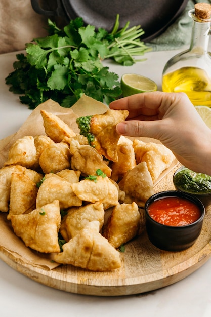 Mano de primer plano sosteniendo comida paquistaní