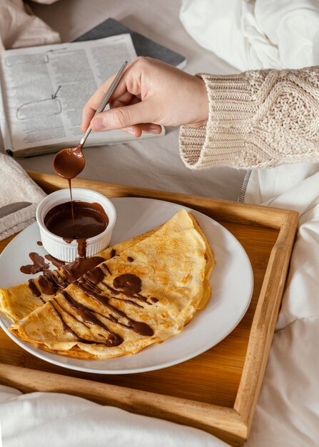 Mano de primer plano sosteniendo una cuchara con chocolate