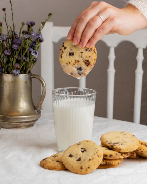 Mano de primer plano sosteniendo sabrosa galleta