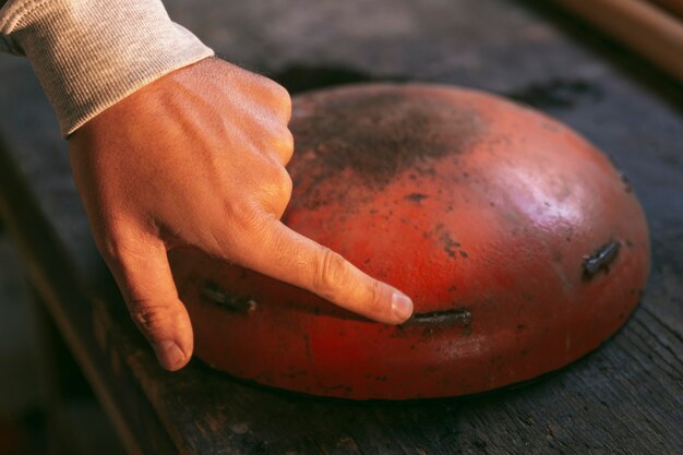 Mano de primer plano tocando el artículo antiguo