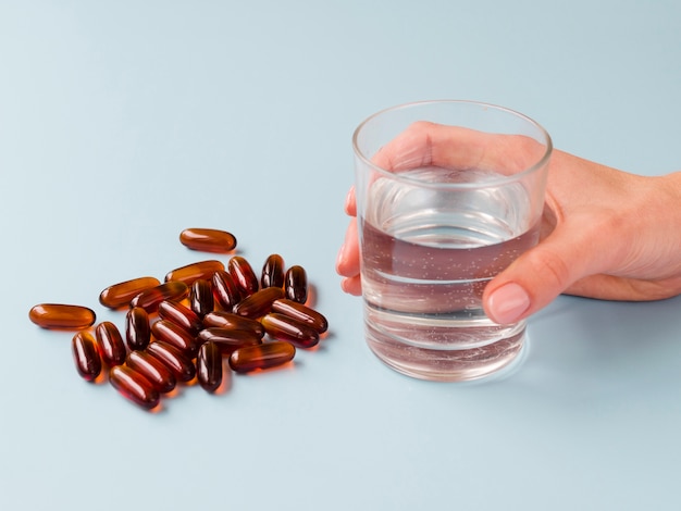 Mano de primer plano con vaso de agua