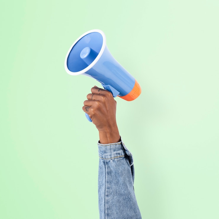 Foto gratuito mano que sostiene la campaña de anuncios de marketing de megáfono