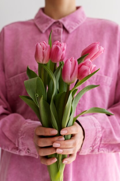 Mano que sostiene la flor elegante