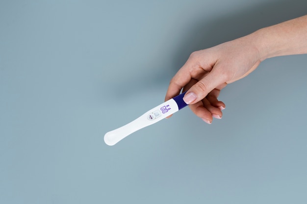 Mano que sostiene la prueba de infertilidad
