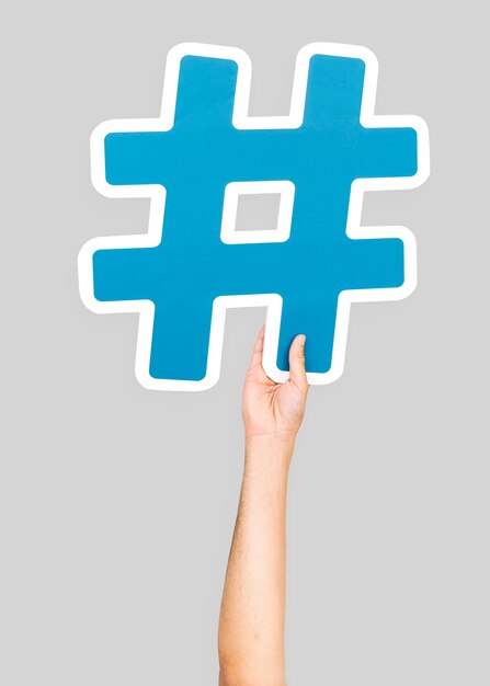 Mano que sostiene el símbolo del hashtag