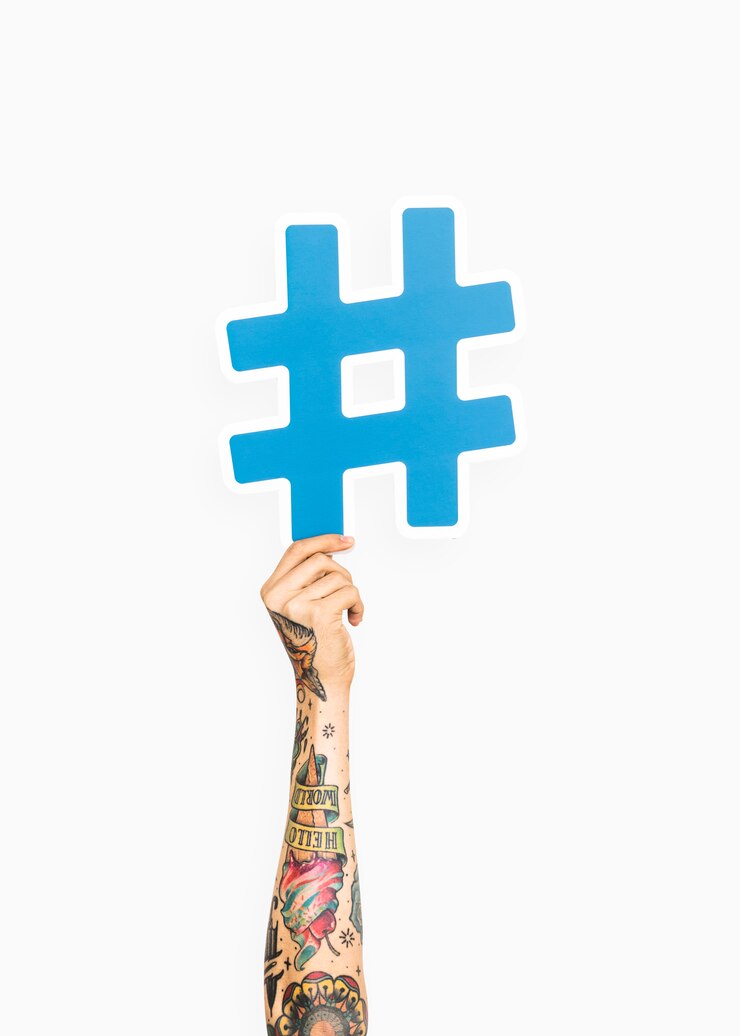 Foto gratuito mano que sostiene el símbolo del hashtag