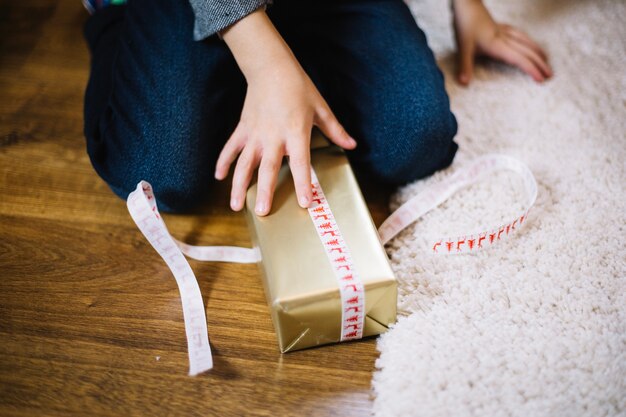 Mano y regalo de navidad