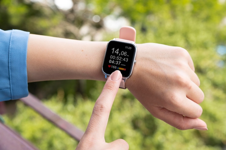 Foto gratuito mano con reloj inteligente de cerca