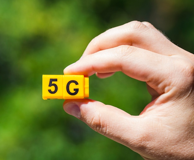 Foto gratuita mano sosteniendo 5g cubos de presión