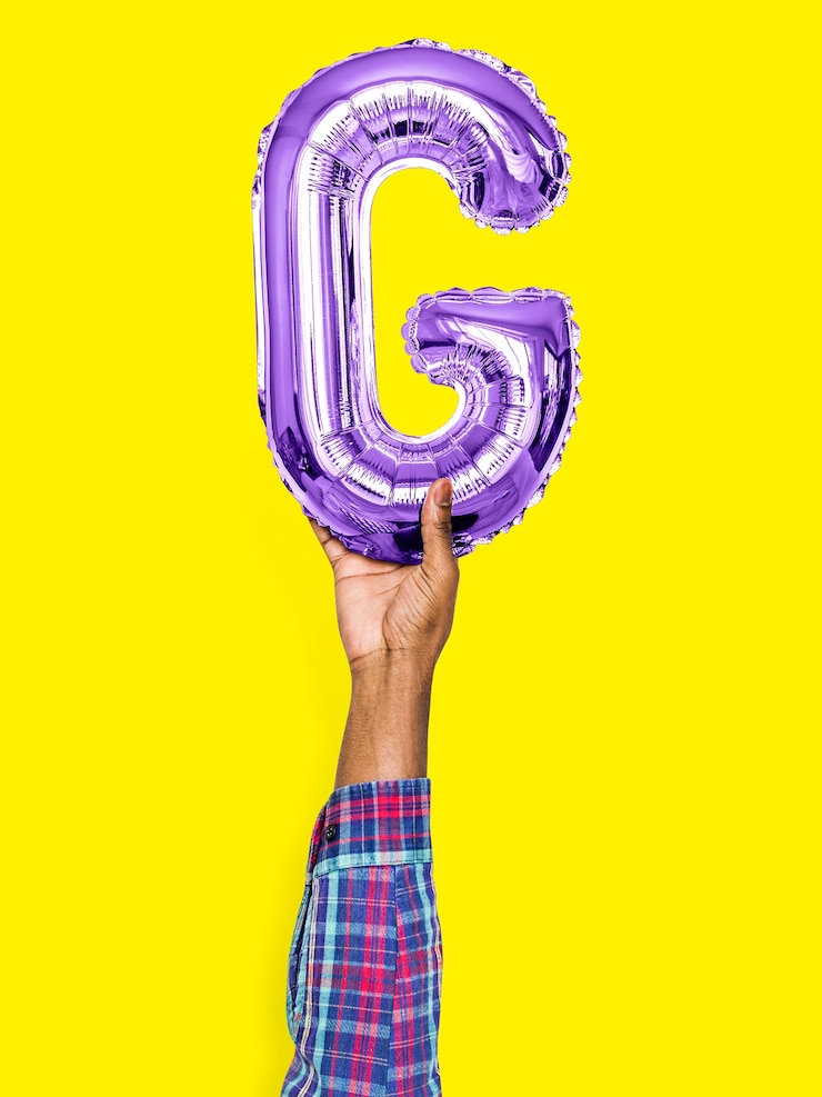 Foto gratuito mano sosteniendo globo letra g