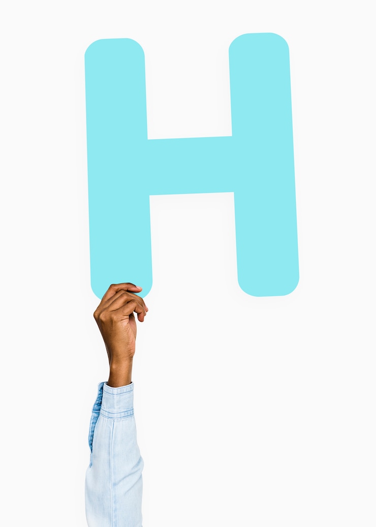 Foto gratuito mano sosteniendo el signo h, aislado en blanco
