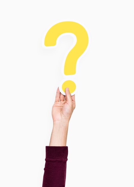 Mano sosteniendo un signo de interrogación