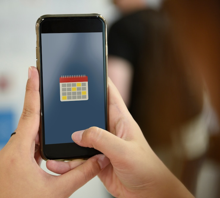 Foto gratuito mano sosteniendo teléfono móvil snap tomando foto
