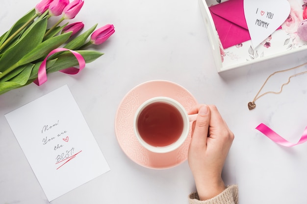 Foto gratuita mano sosteniendo la vista superior de la taza de té