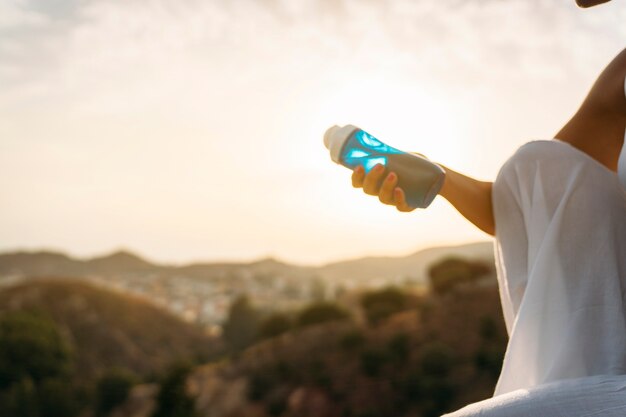 Foto gratuita mano sujetando una botella de agua