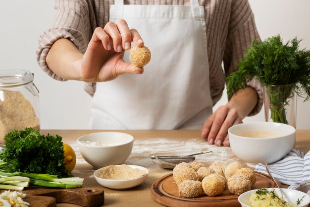 Mano sujetando la croqueta de comida de cerca