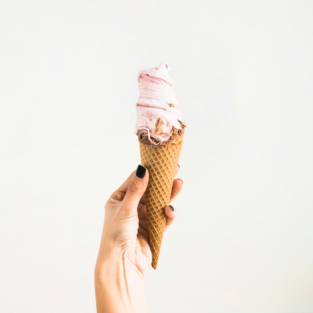 Mano sujetando helado de fresa