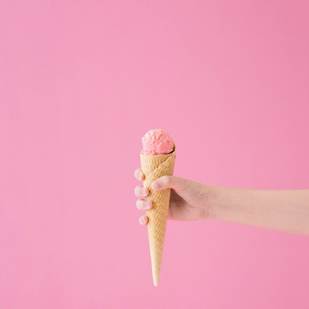 Mano sujetando helado