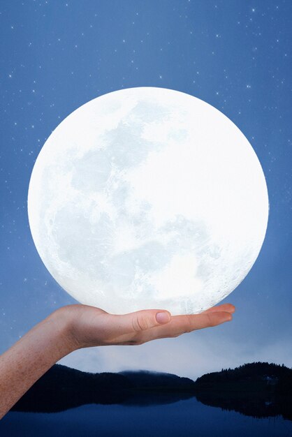 mano sujetando la luna