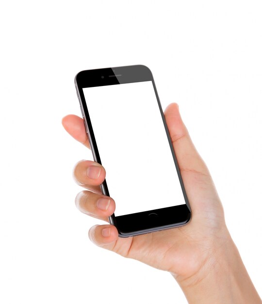 Mano sujetando un smartphone con la pantalla en blanco y fondo blanco