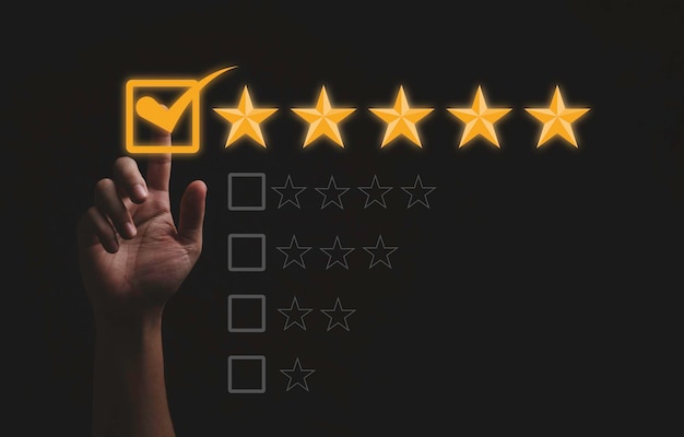 Mano tocando y marcando cinco estrellas amarillas sobre fondo negro la mejor satisfacción del cliente y evaluación de productos y servicios de buena calidad
