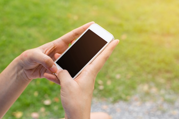 Foto gratuita mano tocando un teléfono móvil