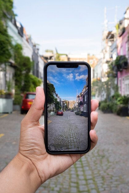 Mano tomando fotos con teléfono inteligente al aire libre