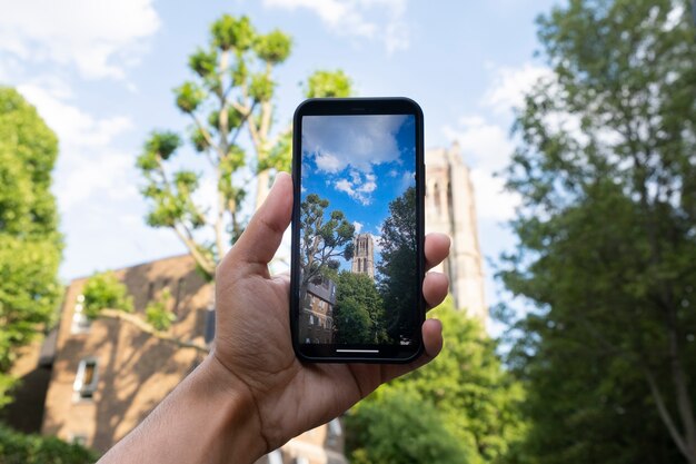 Mano tomando hermosas fotos con teléfono inteligente