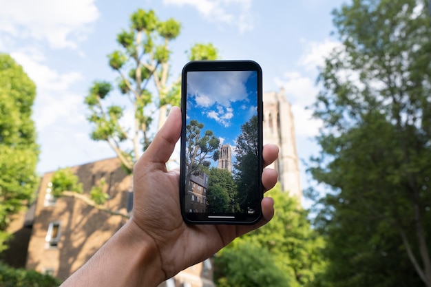 Mano tomando hermosas fotos con teléfono inteligente