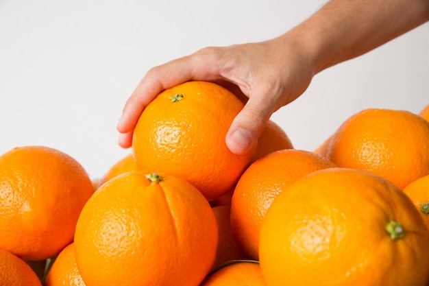 Mano tomando naranja