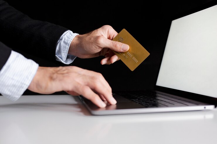 Foto gratuito mano usando una tarjeta para comprar en línea con laptop