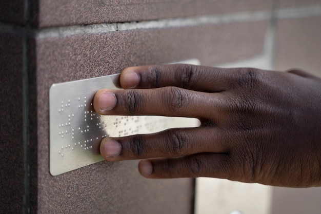 Mano de vista lateral usando alfabeto braille